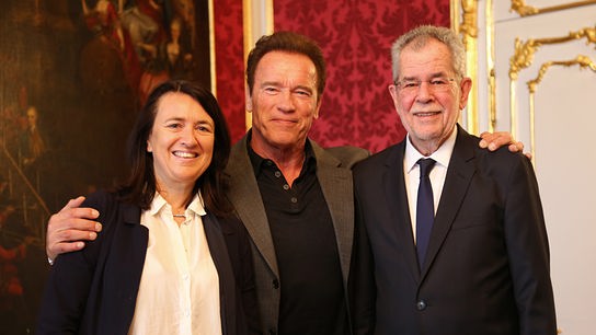 Arnold Schwarzenegger und Monika Langthaler bei einem Arbeitsgespräch mit Bundespräsident Alexander Van der Bellen.