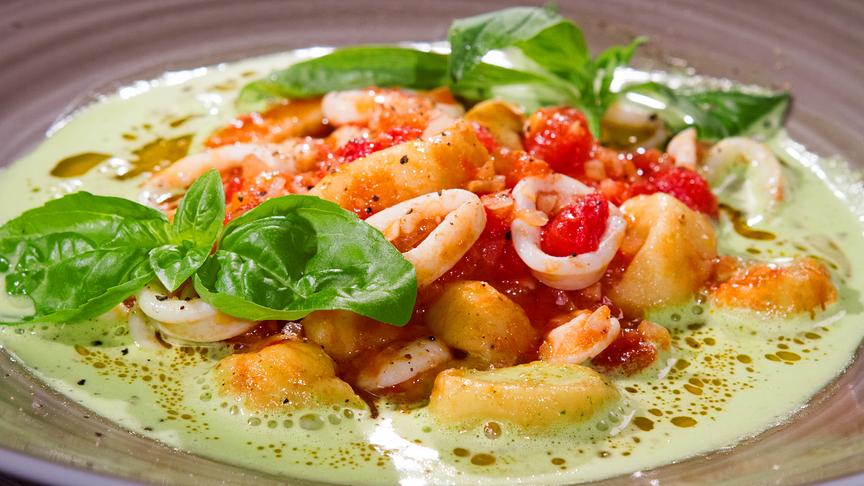 Gnocchi in Tomatensauce mit Calamari und Basilikum-Espuma