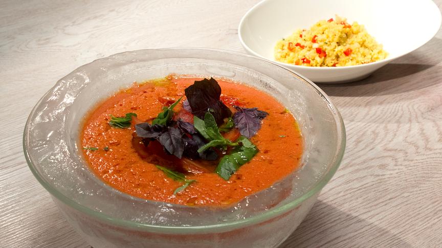 Geeiste Melonen-Tomaten-Suppe mit Couscous-Salat