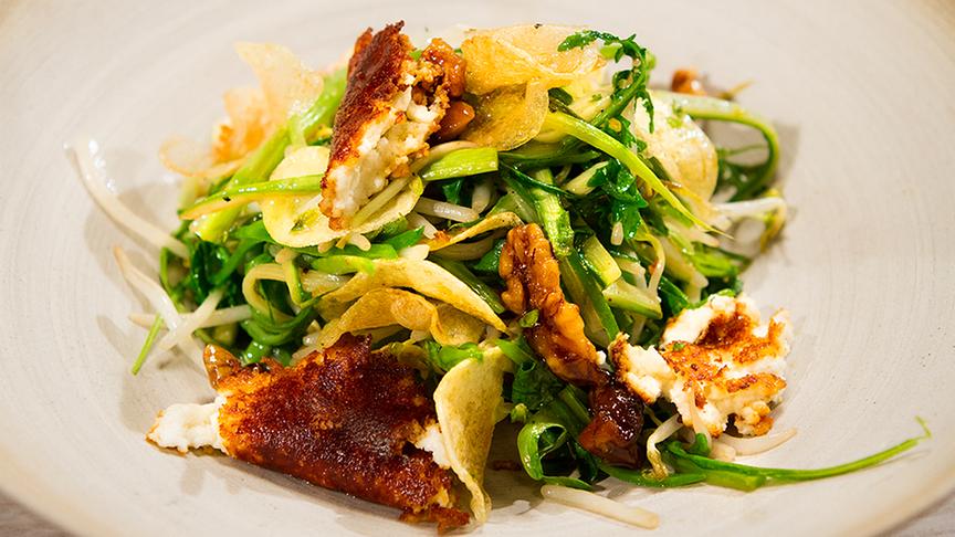 Gebratener Grünspargel-Sprossen-Salat mit Ziegenfrischkäse & Walnuss