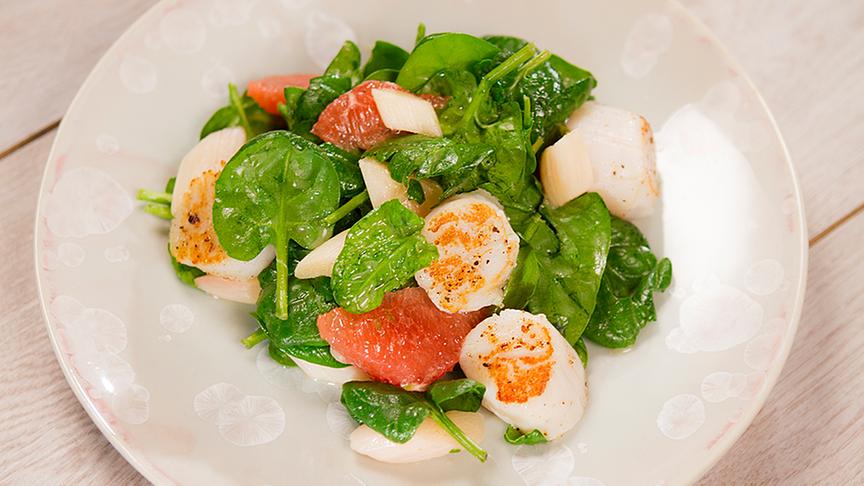 Rhabarber-Grapefruit-Spinat-Salat mit Miso-Dressing und Jakobsmuschel