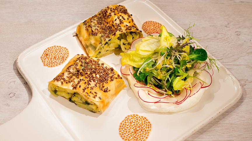 Wiesenkräuter-Strudel mit Radieschen-Salat