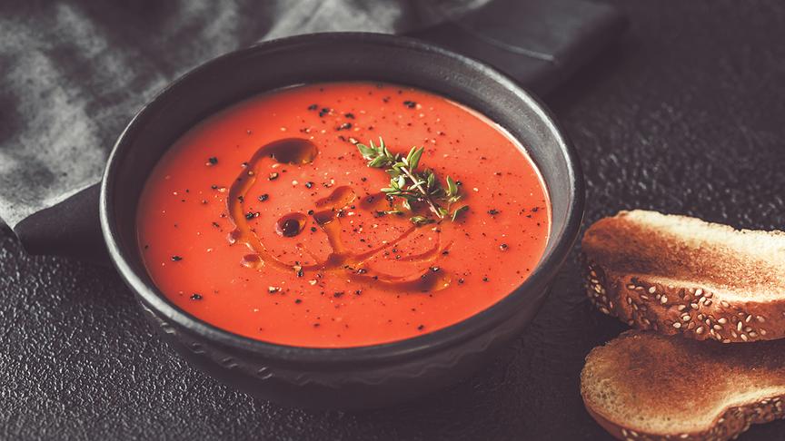 © Colourbox Spicy Kokos Tomaten Suppe (Beispielfoto).