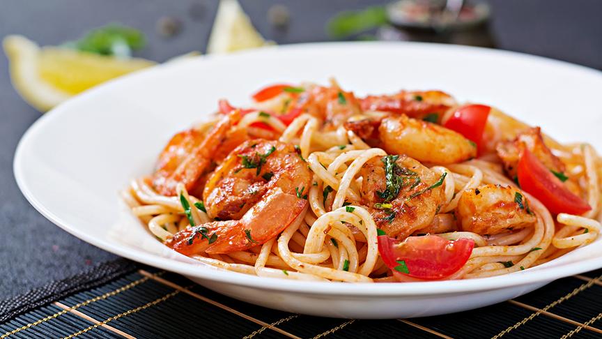 © Colourbox Spaghetti mit Garnelen und Tomaten (Beispielfoto).