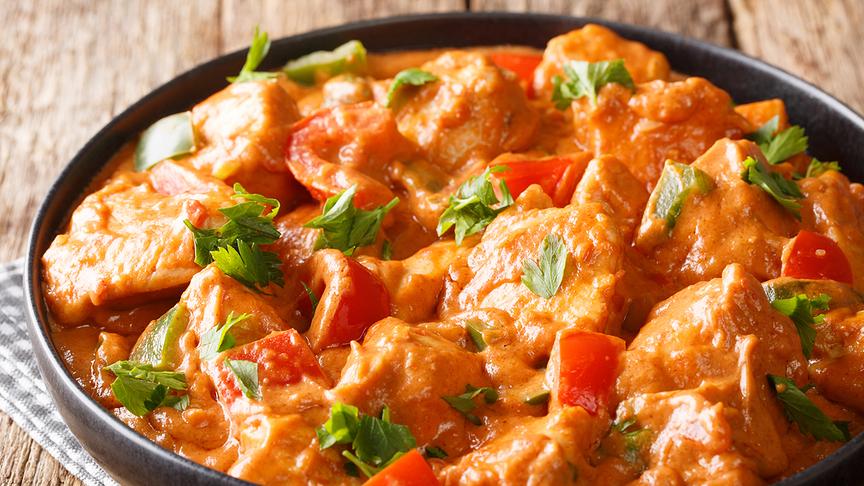 © Colourbox Erdnuss-Paprika-Hendl-Curry (Beispielfoto).