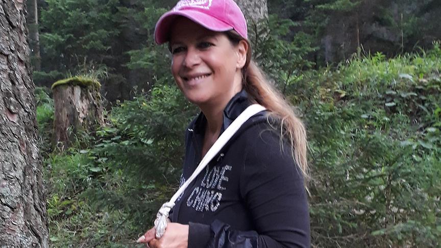© Natalia Ushakova Natalia beim Pilzesammeln im Wald.