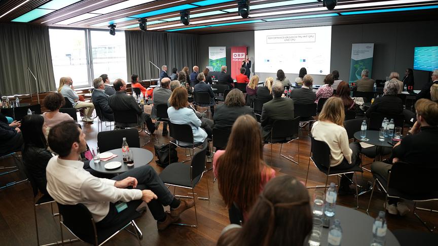 Die Finalistinnen präsentierten die von ihnen eingereichten Arbeiten.