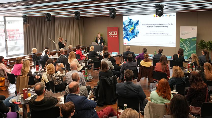 Präsentation durch die Finalistinnen