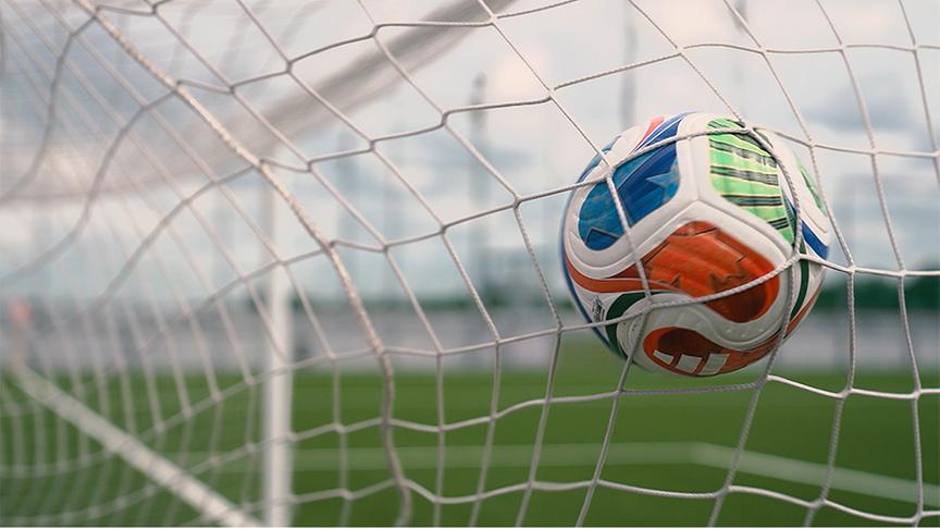 Ein Ball fliegt ins Tor