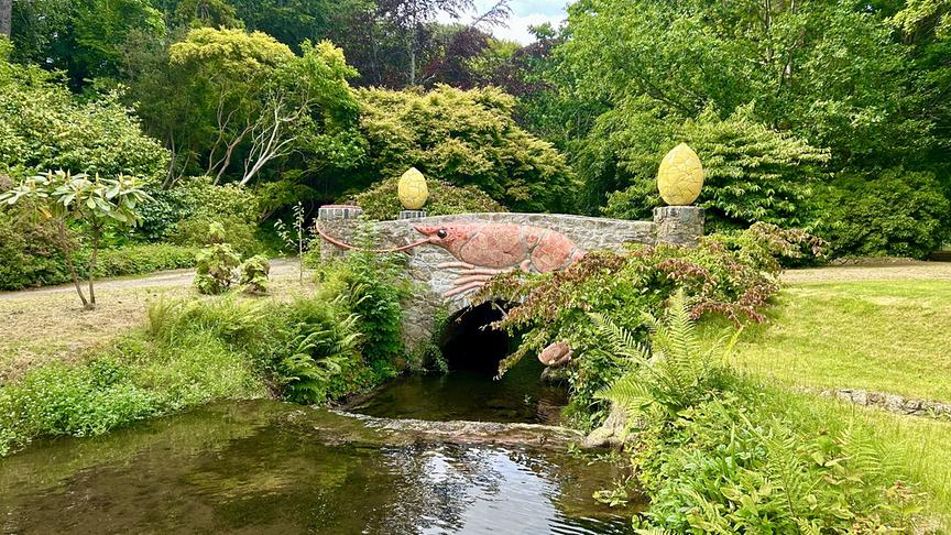 © Foto: ORF/Ralph Huber-Blechinger Karl Ploberger besucht Danesmoate Gardens, den Landsitz von U2-Bassist Adam Clayton.