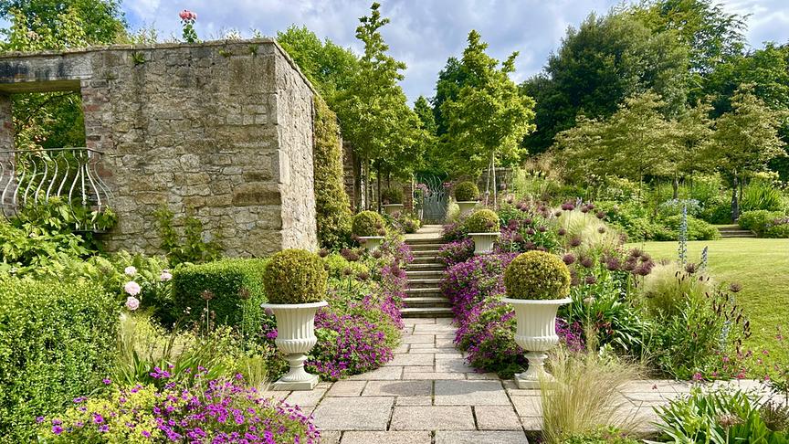 © Foto: ORF/Ralph Huber-Blechinger Karl Ploberger besucht Danesmoate Gardens, den Landsitz von U2-Bassist Adam Clayton.