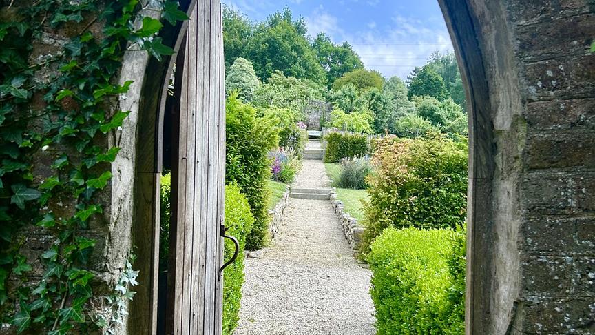 © Foto: ORF/Ralph Huber-Blechinger Karl Ploberger besucht Danesmoate Gardens, den Landsitz von U2-Bassist Adam Clayton.