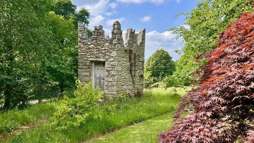 © Foto: ORF/Ralph Huber-Blechinger Karl Ploberger besucht Danesmoate Gardens, den Landsitz von U2-Bassist Adam Clayton.
