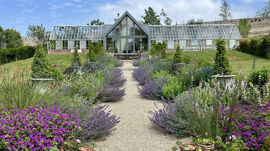 © Foto: ORF/Ralph Huber-Blechinger Karl Ploberger besucht Danesmoate Gardens, den Landsitz von U2-Bassist Adam Clayton.