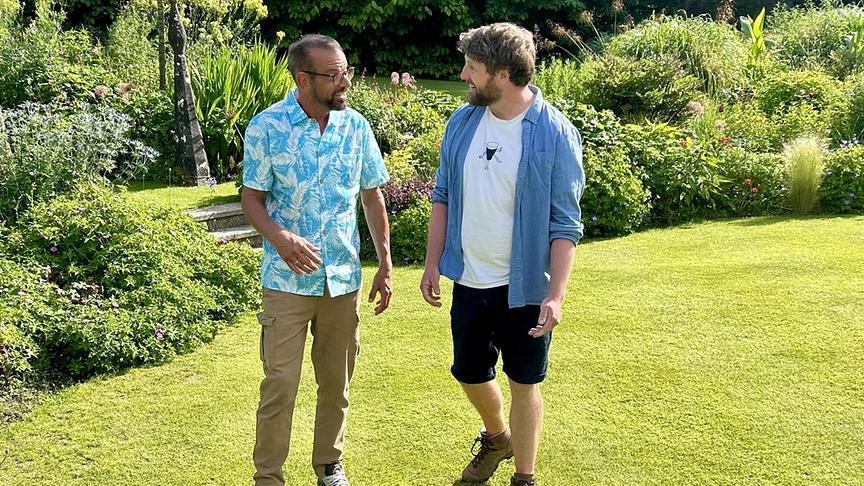 © Foto: ORF/Ralph Huber-Blechinger Karl Ploberger besucht Danesmoate Gardens, den Landsitz von U2-Bassist Adam Clayton (hier mit Chefgärtner Darragh Stone).