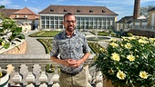 Karl Ploberger vorm Schloss Hof