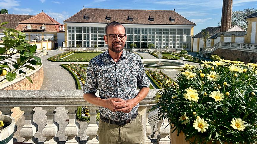 Karl Ploberger vorm Schloss Hof