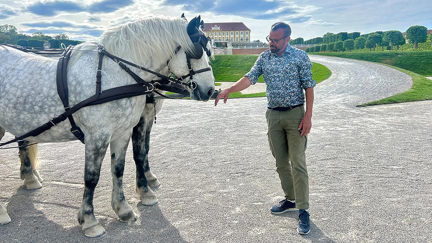 Karl Ploberger vorm Schloss Hof