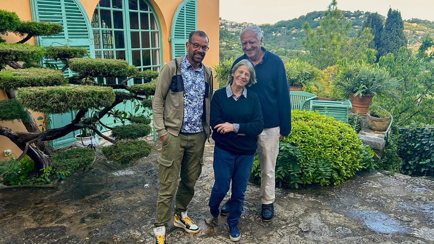 Im Bild: Karl Ploberger in der Villa Fort France mit Malerin und Eigentümerin Valérie de Courcel und Ehemann Pierre de Courcel.