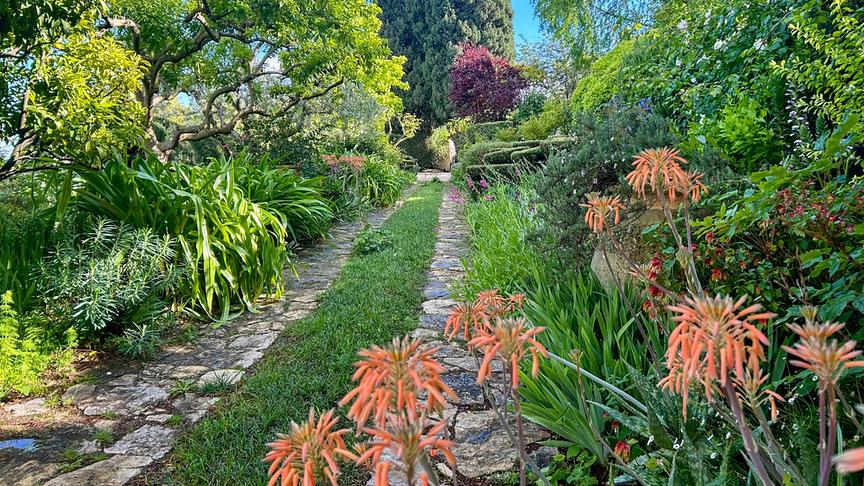© Foto: ORF/Ralph Huber-Blechinger Im Bild: Die Villa Fort France wurde um 1930 von Lady Fortescue, erbaut. Der Garten ist in ständiger Entwicklung durch die Einführung neuer mediterraner oder exotischer Arten. In Fort France hat das Wort Artenvielfalt einen tieferen Sinn. Der Verzicht auf chemische Behandlung hat erlaubt, ein Gleichgewicht von Flora und Fauna herzustellen.