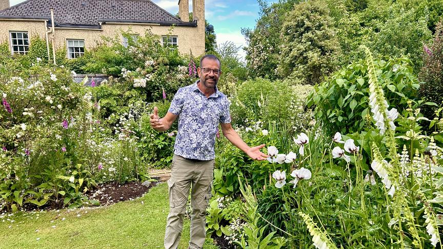 © Foto: ORF/Ralph Huber-Blechinger Dower House mit dem berühmten weißen Garten (im Bild: Karl Ploberger).