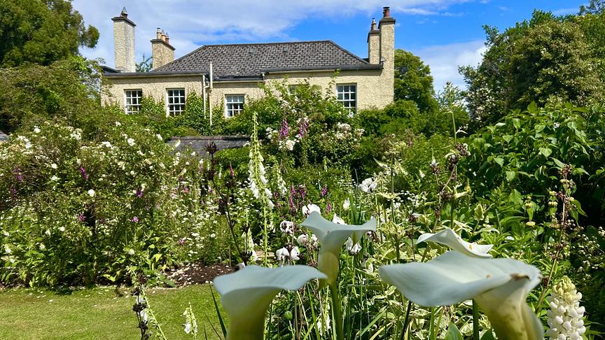 © Foto: ORF/Ralph Huber-Blechinger Dower House mit dem berühmten weißen Garten.