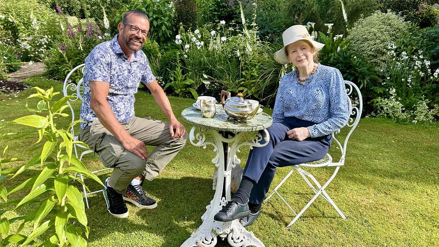 © Foto: ORF/Ralph Huber-Blechinger Dower House mit dem berühmten weißen Garten (im Bild: Karl Ploberger mit Autorin Patricia Butler).