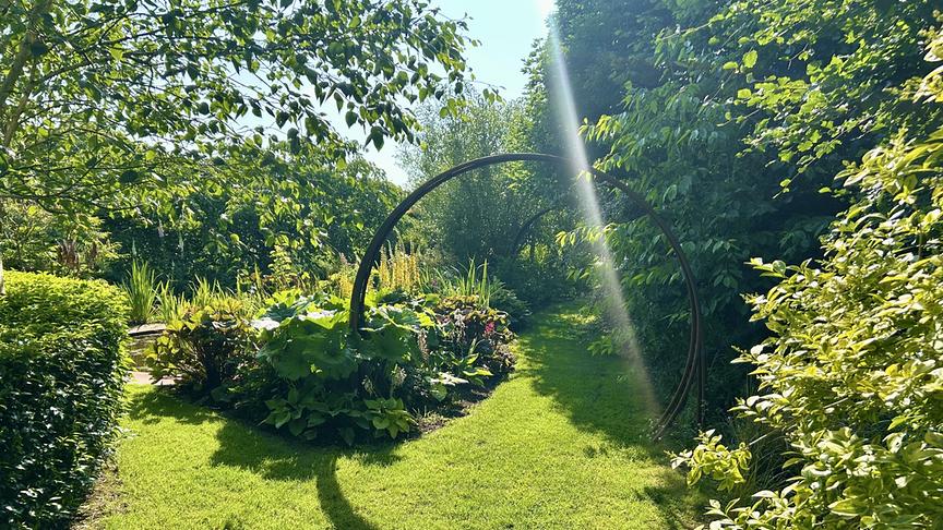 © Foto: ORF/Ralph Huber-Blechinger Karl Ploberger besucht Kilgar House Gardens.