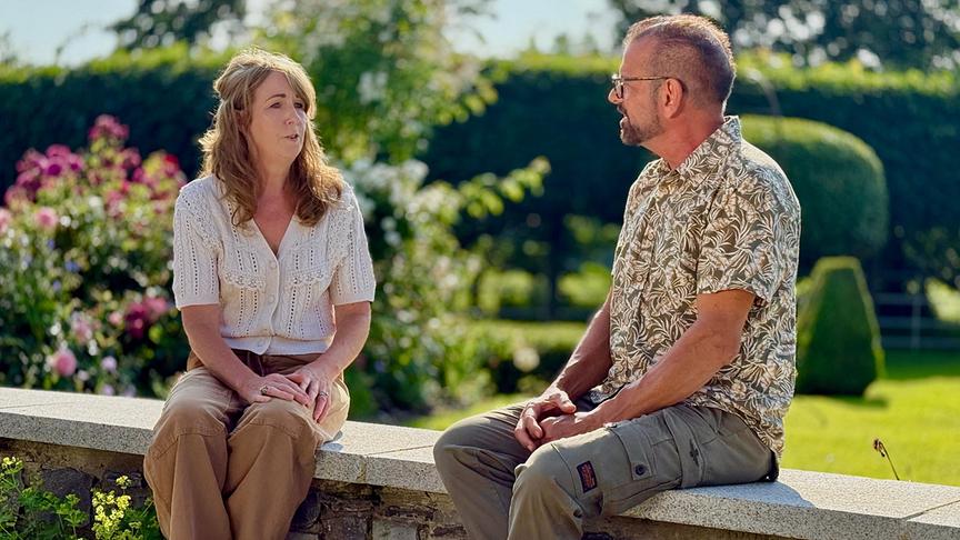 © Foto: ORF/Ralph Huber-Blechinger Karl Ploberger besucht Kilgar House Gardens, hier im Gespräch mit Paula Byrne.