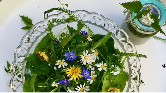 © Unsplash Salat in Glasschüssel garniert mit Blumen