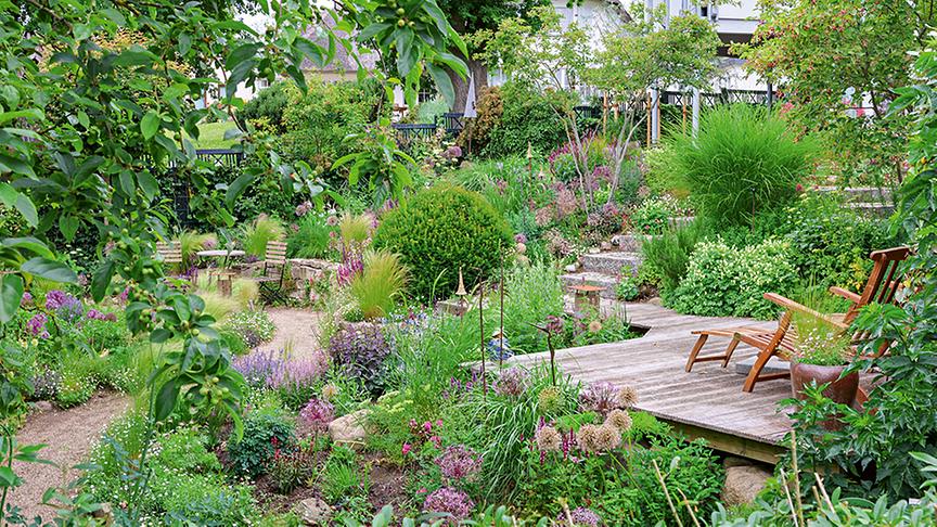 Filigrane Leichtigkeit durch Stauden und Gräser durchzieht diesen Hanggarten. (Ilka Mahro Gartengestaltung)