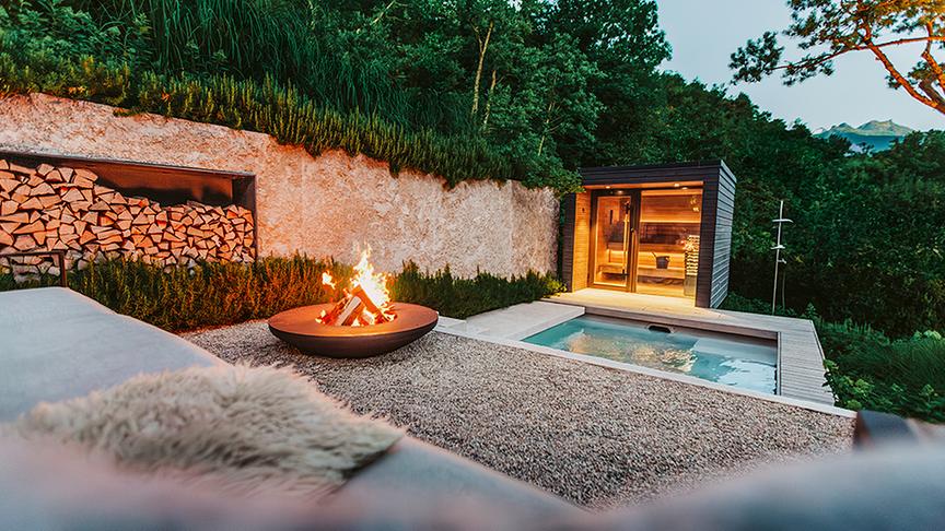 Auf Natursteinstufen geht es hinauf zur Außensauna mit Abkühlbecken. (Gartenkultur AG)