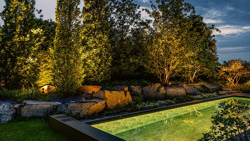 Große Bäume und immergrüne Hecken ermöglichen Privatsphäre. (Gartenlandschaft Paulo Heidt GmbH)