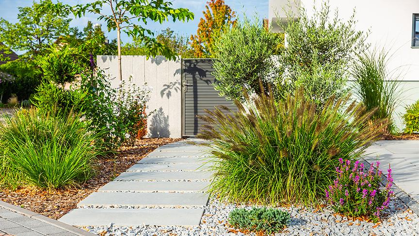 Ein modern gestalteter Eingang zu einem Garten.