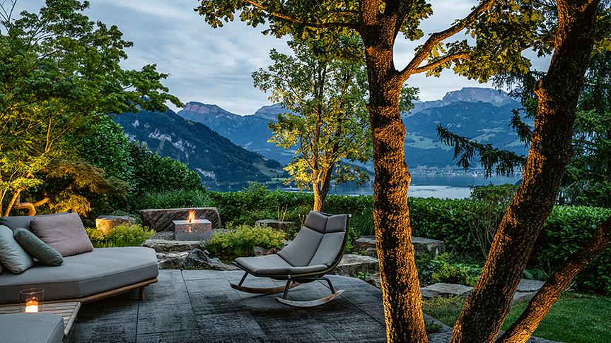 Den 1. Platz belegt die Firma Daniel Berg GmbH. Das Gelände wird mit Natursteinen aus der Region gestützt, die diesen Hanggarten über dem Vierwaldstättersee tragen, als würde er aus den Steinen herauswachsen.