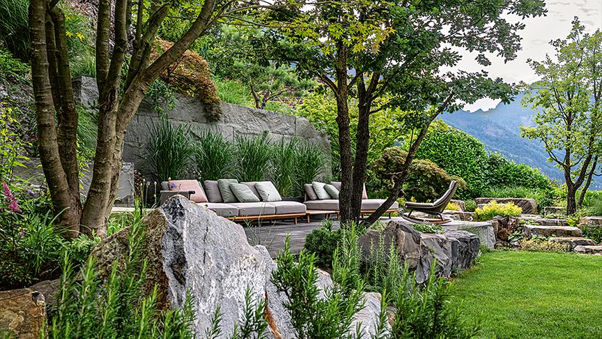 Den 1. Platz belegt die Firma Daniel Berg GmbH. Das Gelände wird mit Natursteinen aus der Region gestützt, die diesen Hanggarten über dem Vierwaldstättersee tragen, als würde er aus den Steinen herauswachsen.