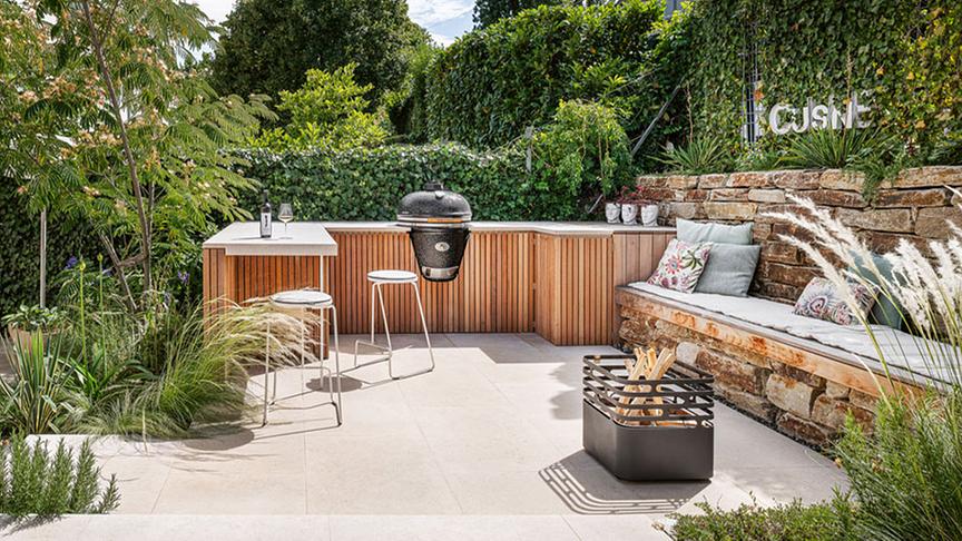 Mediterranes Flair: Gartenküche (Eigenbau Begründer) mit Sitzmauer aus Kalkstein.