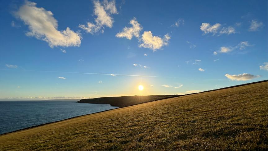 Atemberaubende Steilküsten, herrliche Strände, imposante Herrenhäuser und verträumte Gärten die typische Landschaft von Cornwall.