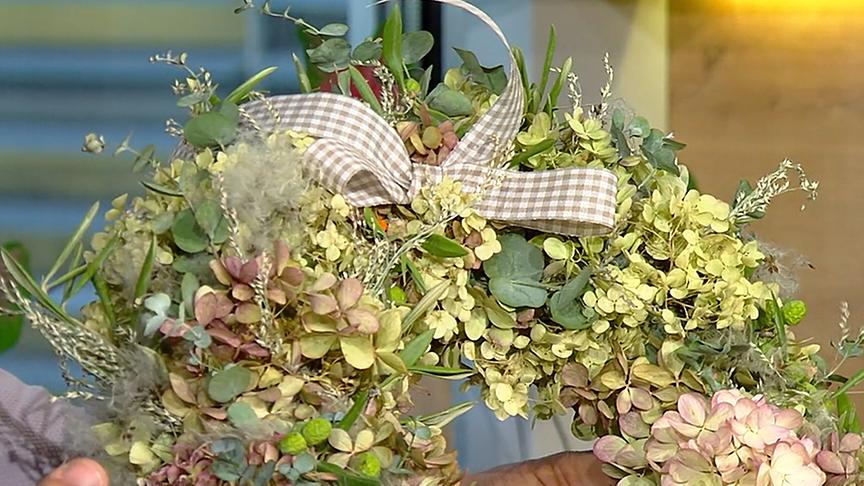 © ORF Herbstkranz mit getrockneten Hortensien und Eukalyptuszweigen.