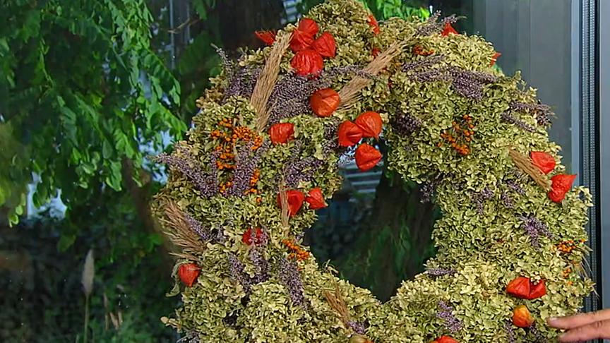 © ORF Herbstkranz mit getrockneten Hortensien und Lampionblumen.