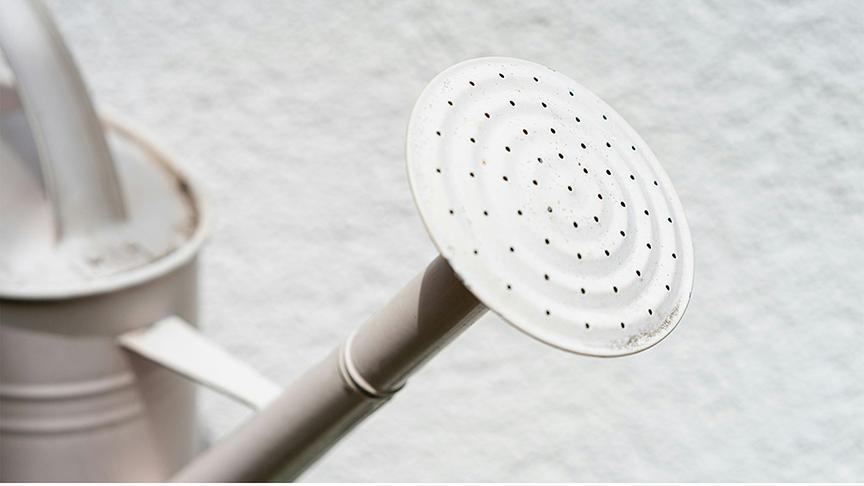 Weiße Metallgießkanne