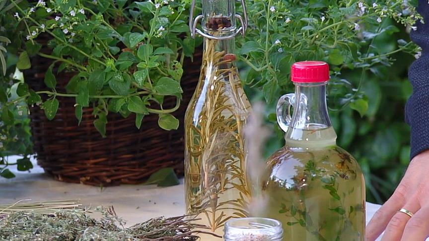 Reinhard Kittenberger hat Essig und Öl mit Kräutern aromatisiert.