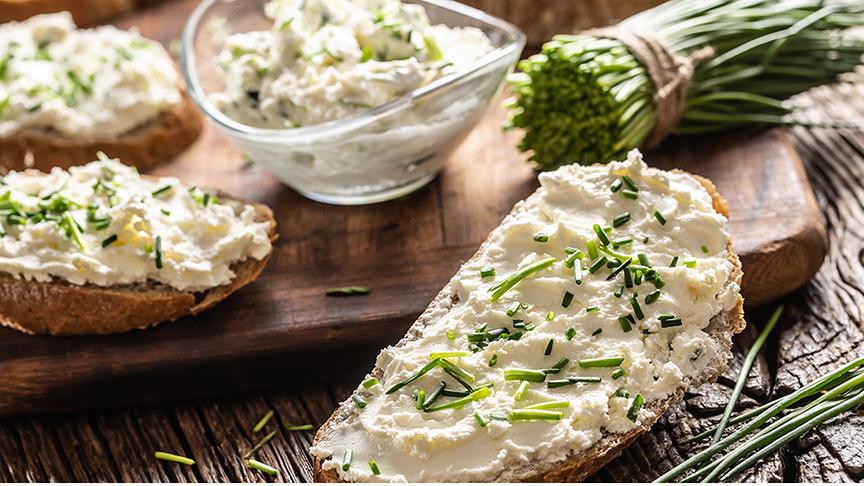 Brot mit Aufstrich und Schnittlauch