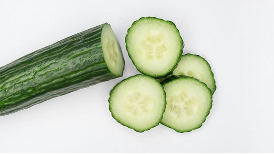 Eine teils aufgeschnittene Salatgurke.