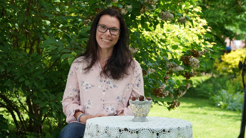 Petra Österreicher in ihrer hauseigenen Grünanlage.