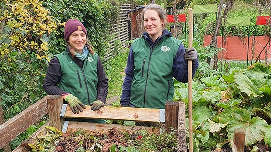 Die Gärtnerinnen der Garten Tulln beim Bearbeiten von Kompost