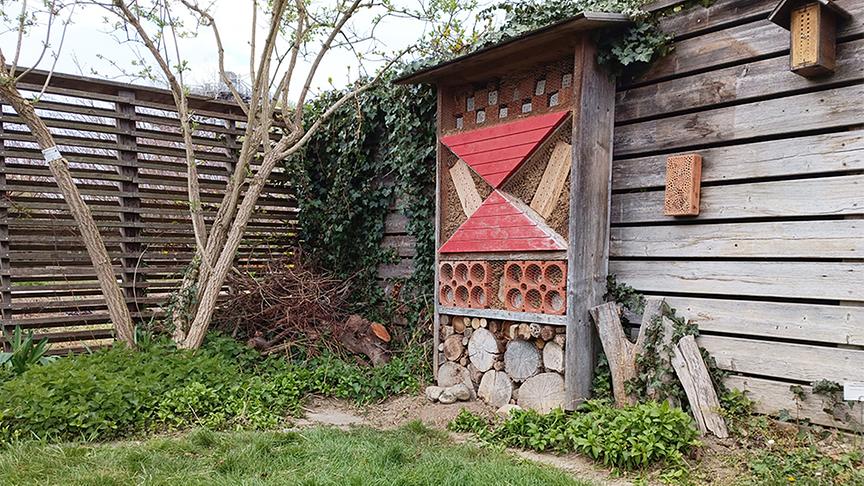 Die Gärtnerinnen der Garten Tulln beim Anlegen von Nützlingsräumen