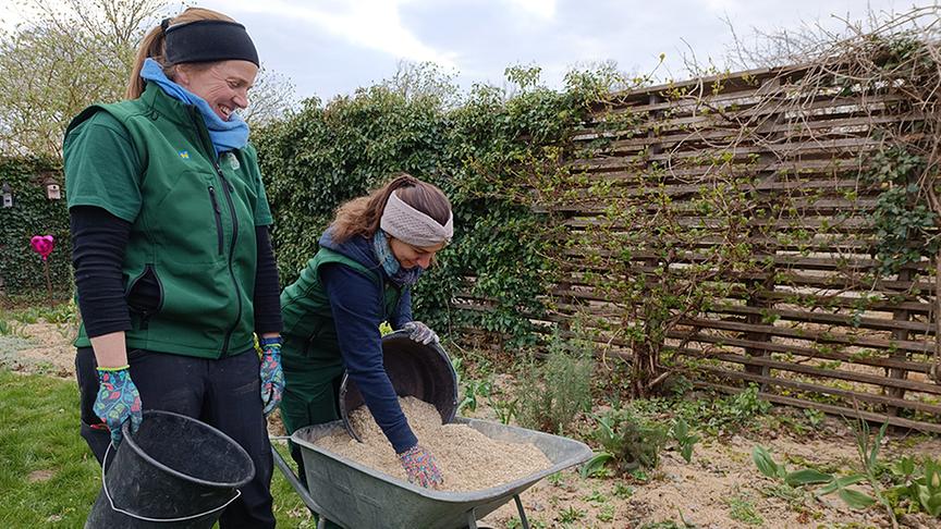 Die Gärtnerinnen der Garten Tulln beim Anlegen von Nützlingsräumen
