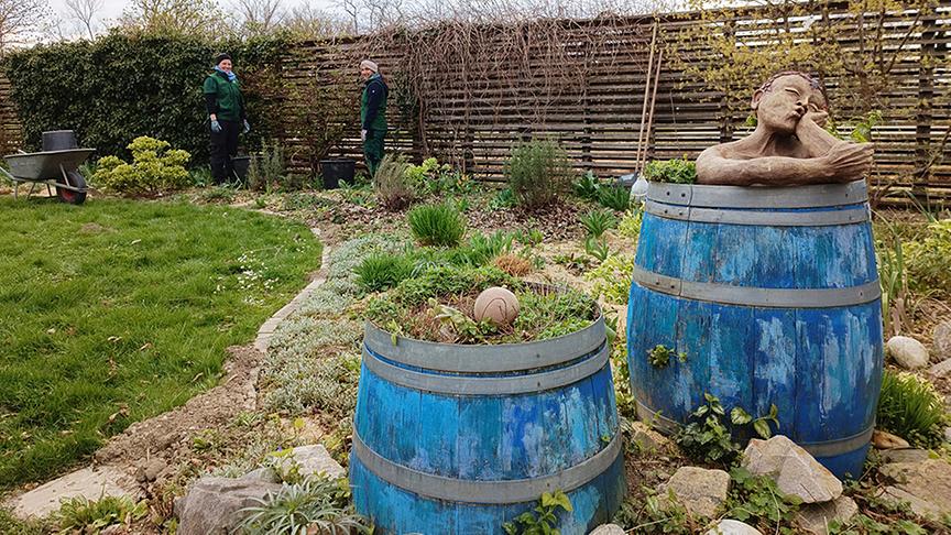 Die Gärtnerinnen der Garten Tulln beim Anlegen von Nützlingsräumen