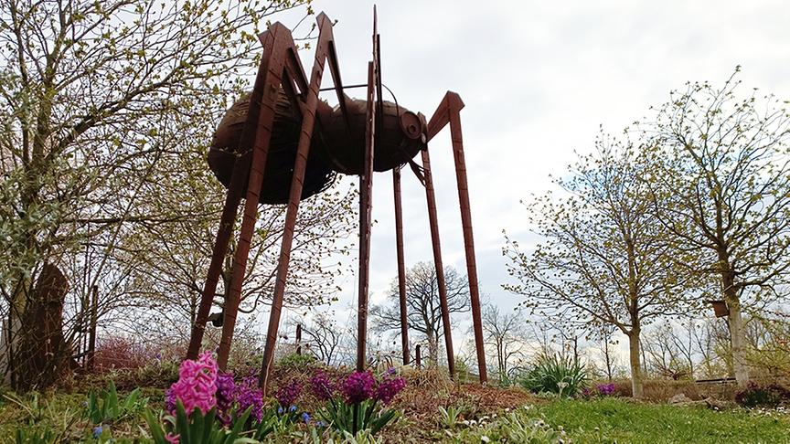 Die Gärtnerinnen der Garten Tulln beim Anlegen von Nützlingsräumen